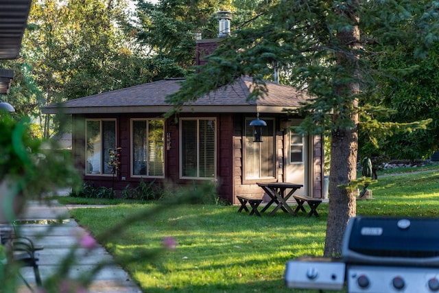 view of front of house featuring a front lawn