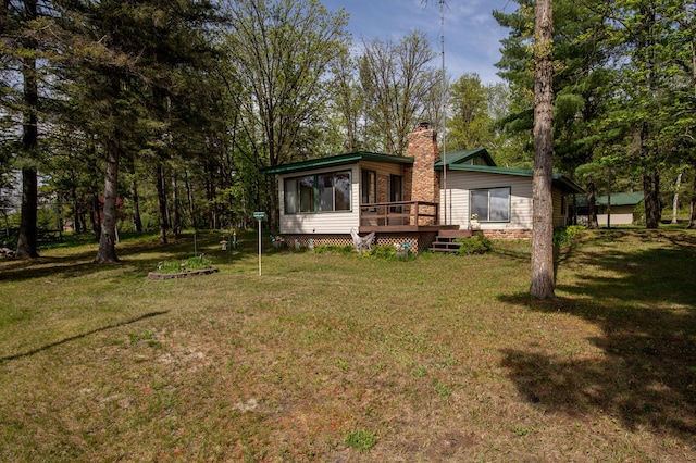 view of front of property featuring a front lawn