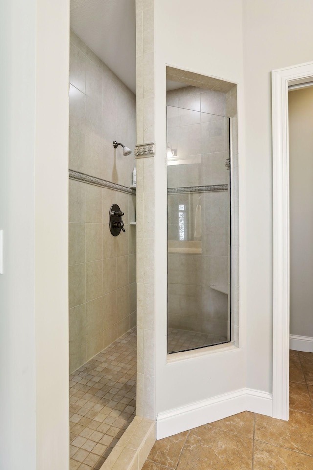 bathroom featuring a tile shower