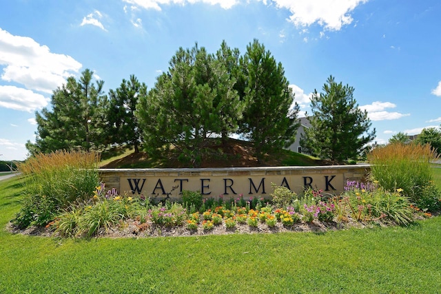 community / neighborhood sign featuring a yard