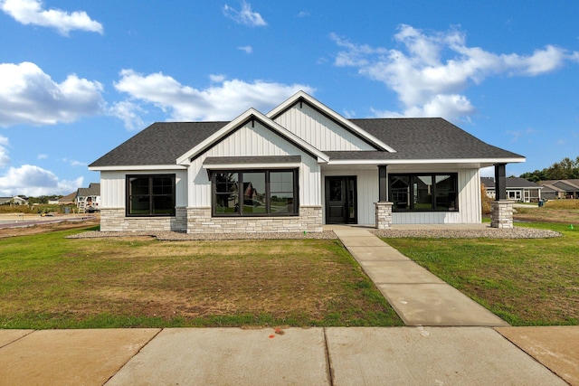 view of front of home featuring a front lawn