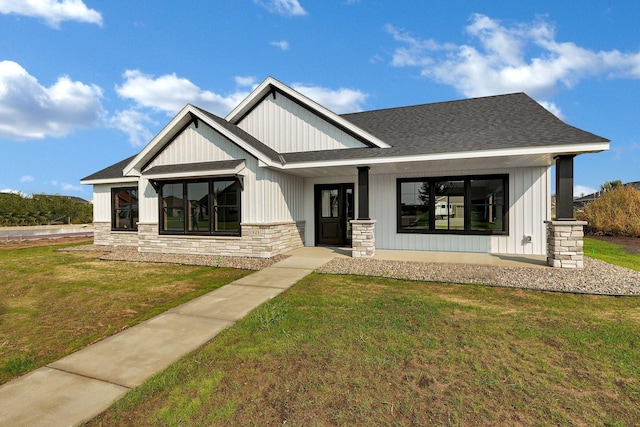 view of front facade featuring a porch and a front lawn