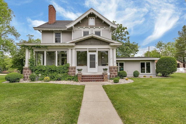 view of front facade featuring a front lawn