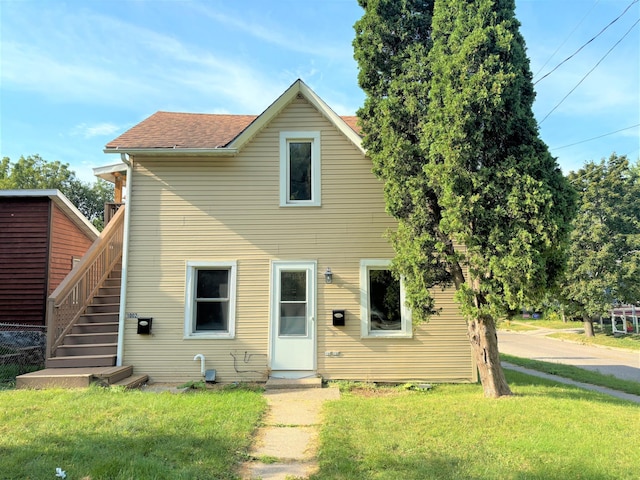 view of front facade with a front yard