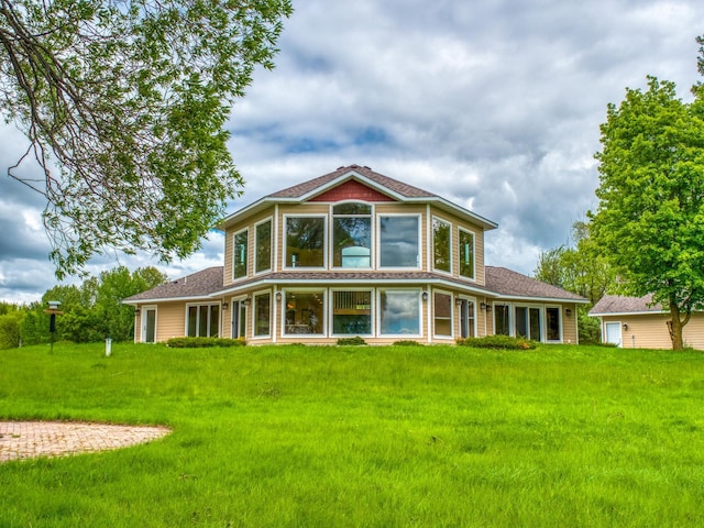 view of front of home featuring a front yard