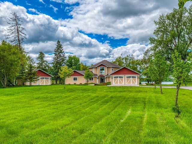 view of front of home featuring a front yard and an outdoor structure