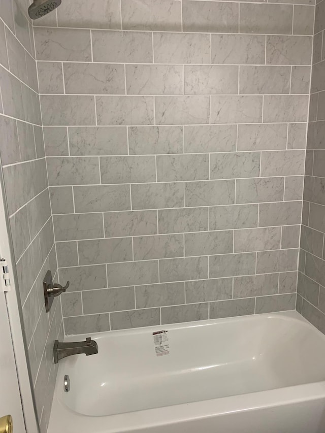 bathroom featuring tiled shower / bath