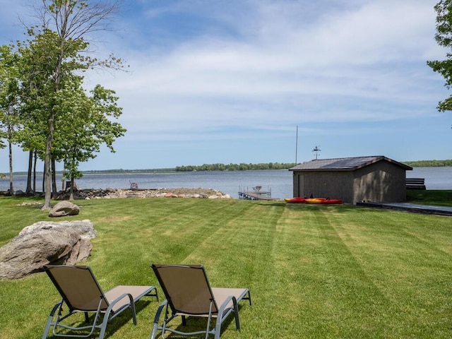 view of grassy yard featuring a water view