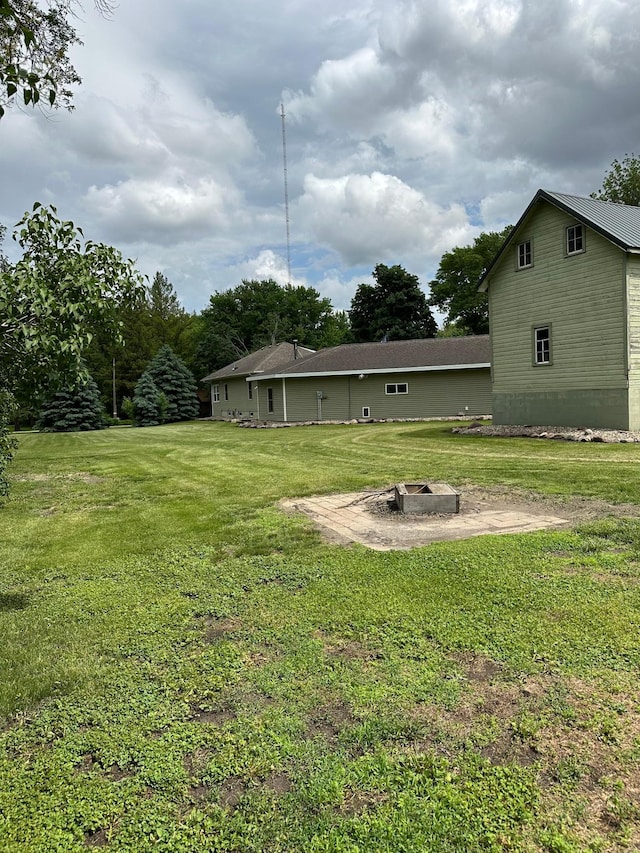 view of yard featuring an outdoor fire pit