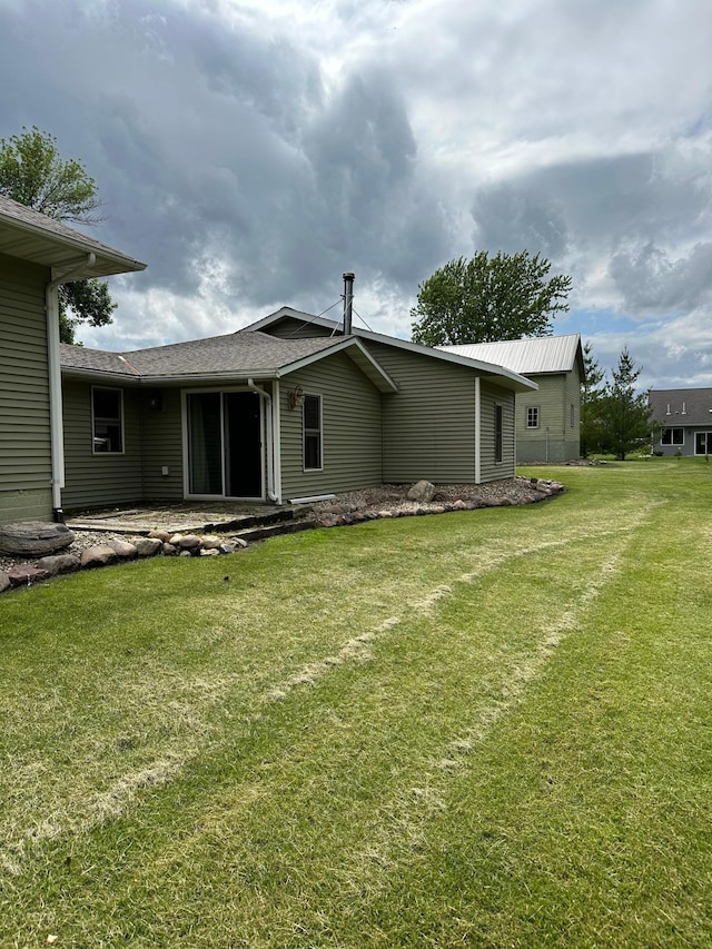 back of house featuring a lawn