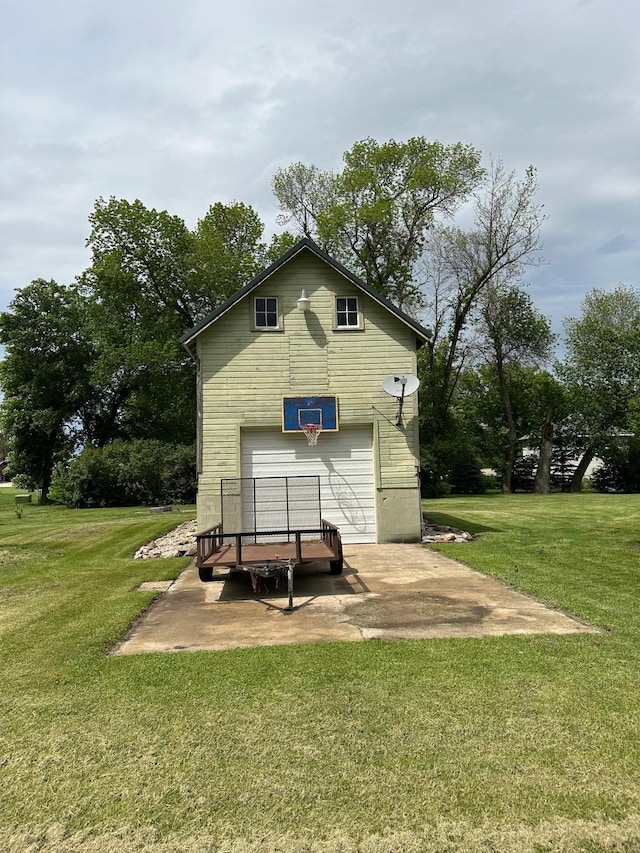 view of outdoor structure with a yard