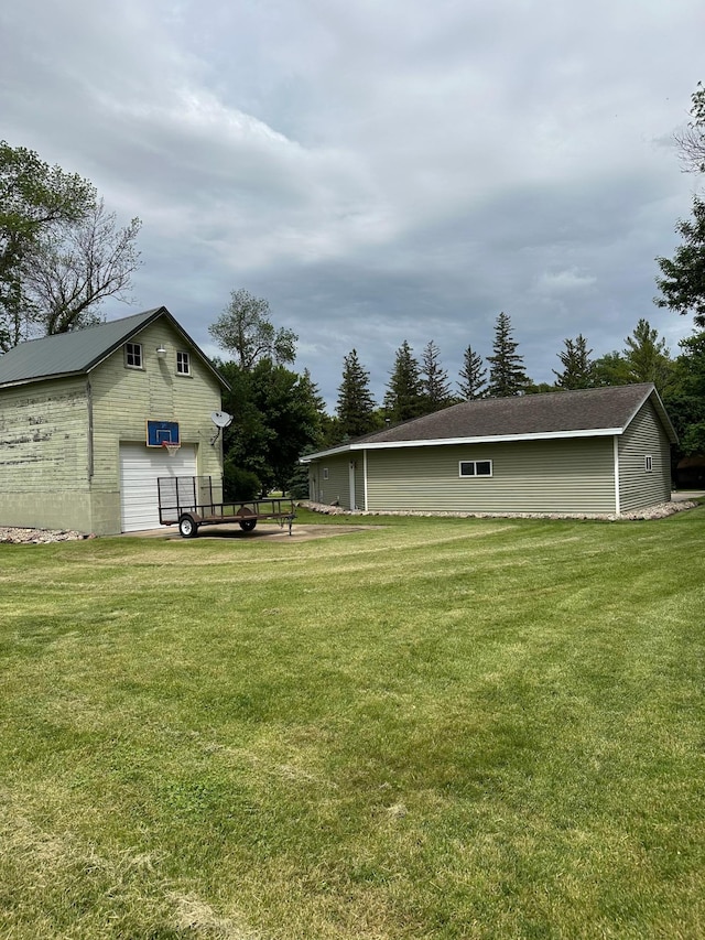 view of yard with an outbuilding