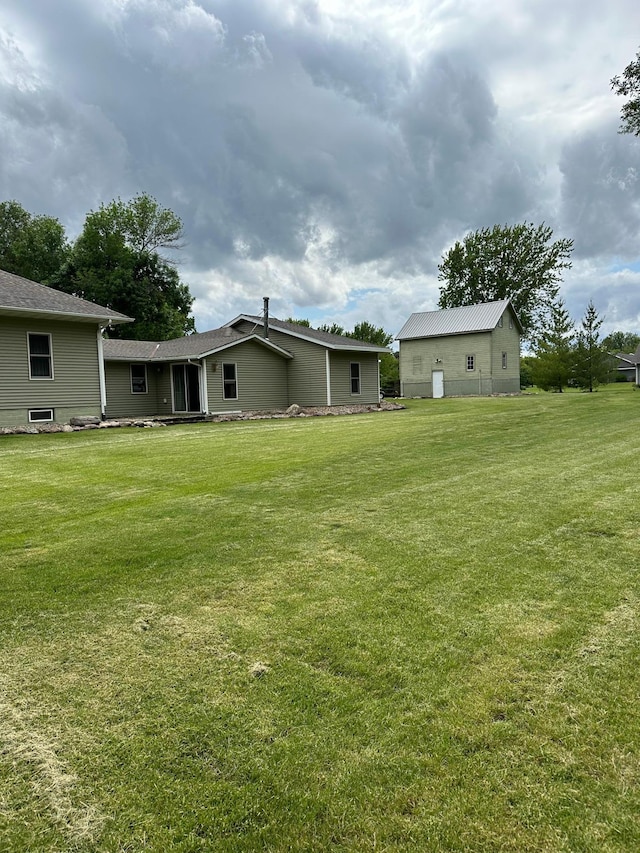 921 11th St N, Mountain Lake, MN 56159 - view of yard