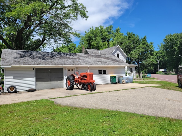 view of front of home featuring a front yard