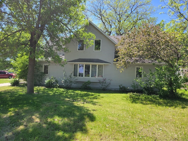 view of front of home featuring a front yard