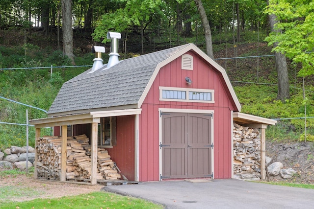 view of outbuilding