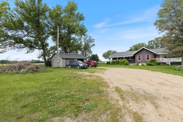 view of yard featuring a shed