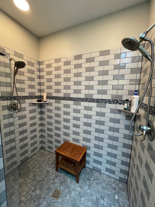 bathroom featuring tiled shower and tile walls