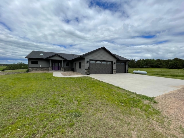 view of front of house featuring a front lawn and a garage