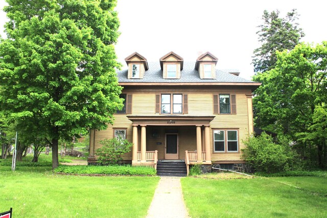 view of front of property featuring a front yard and a porch