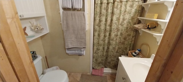 bathroom featuring a shower with curtain, vanity, and toilet