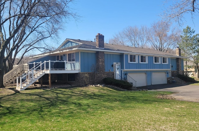 view of front of property featuring a garage and a front yard