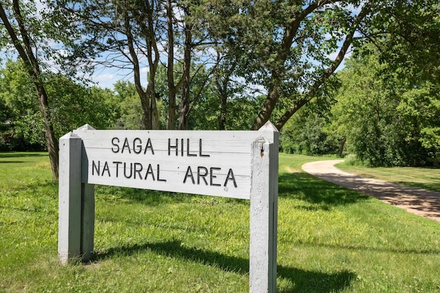 community / neighborhood sign featuring a lawn