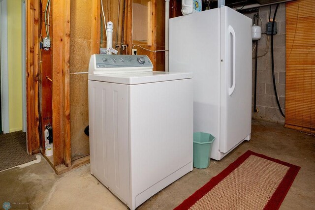 clothes washing area with washer / clothes dryer and laundry area