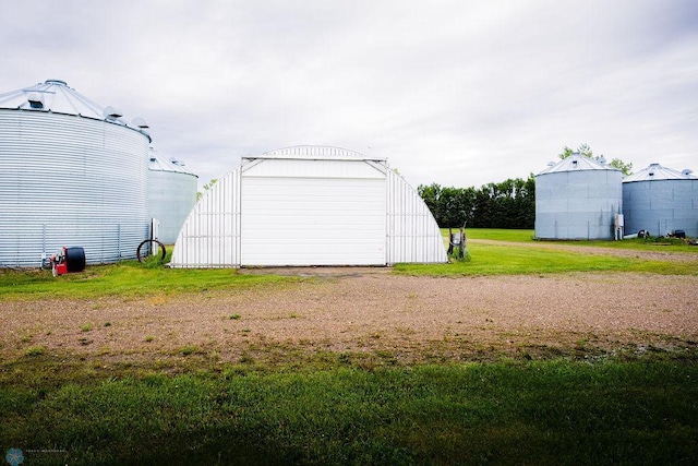 view of yard featuring an outdoor structure