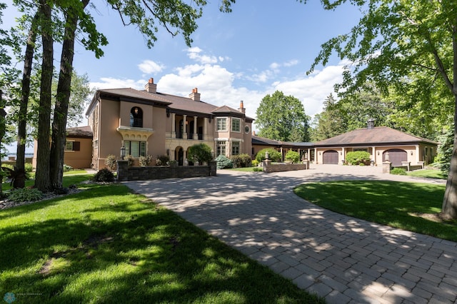 view of front of house featuring a front lawn