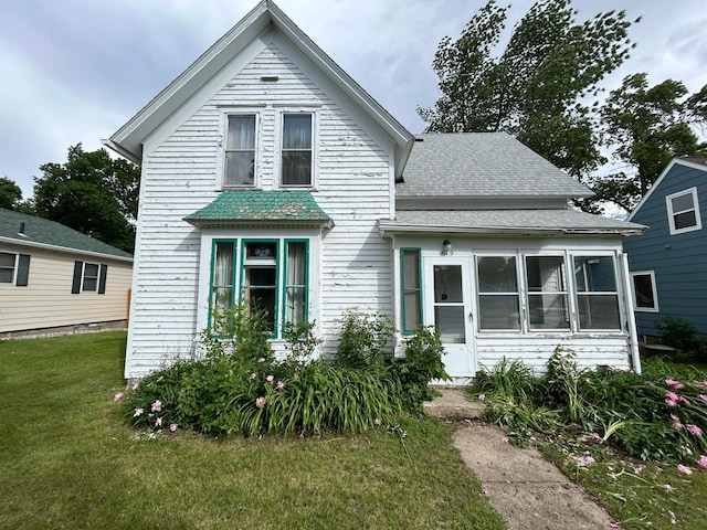 view of front of property featuring a front yard