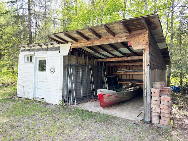 view of outdoor structure featuring an outbuilding