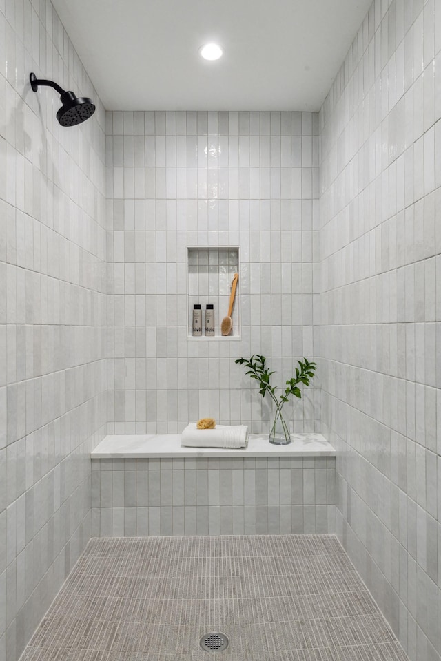 bathroom featuring tiled shower