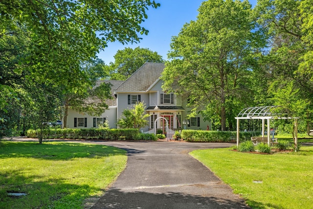 view of front of home featuring a front yard