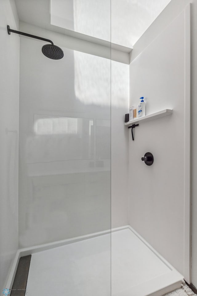 bathroom featuring a tile shower