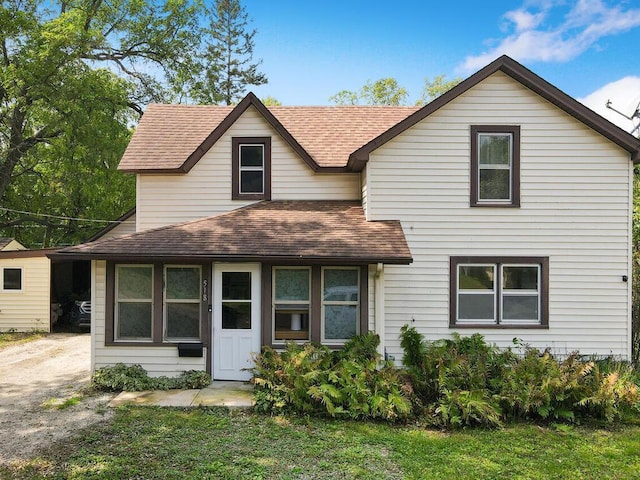 518 2nd St S, Waterville, MN 56096 - traditional home with roof with shingles