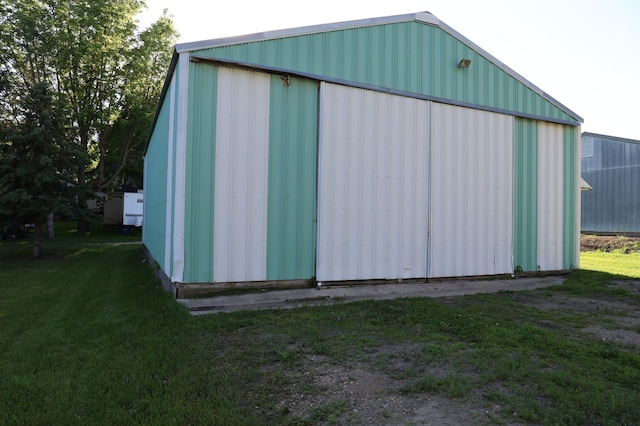 view of outdoor structure with a yard