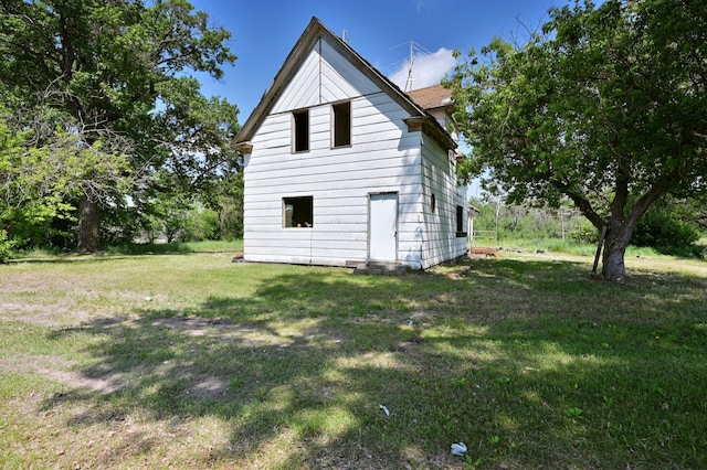 exterior space featuring a lawn