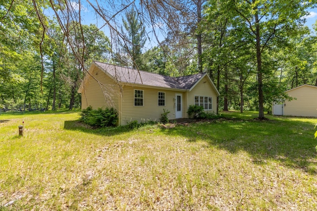 back of house featuring a yard