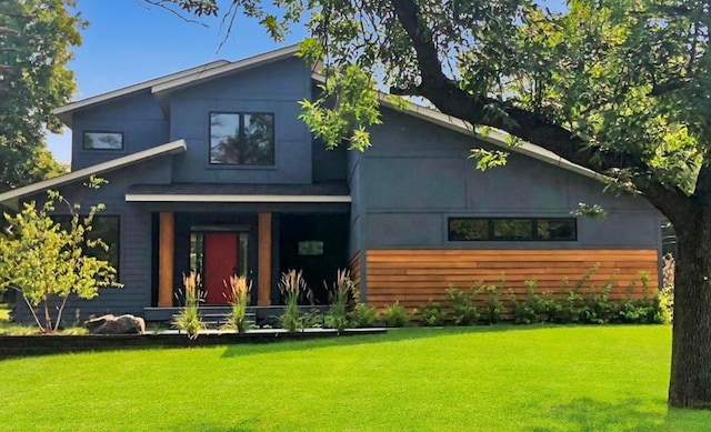 view of front of home featuring a front lawn