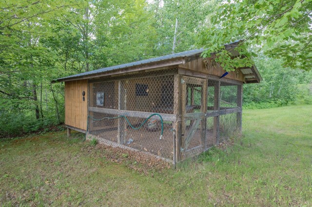 view of outdoor structure featuring a yard