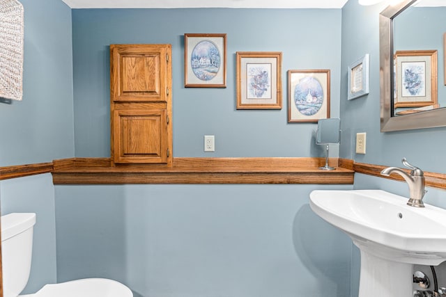 750 Carla Ln, Little Canada, MN 55109 - bathroom featuring toilet