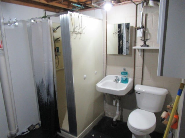 bathroom featuring a shower with shower curtain, toilet, and sink