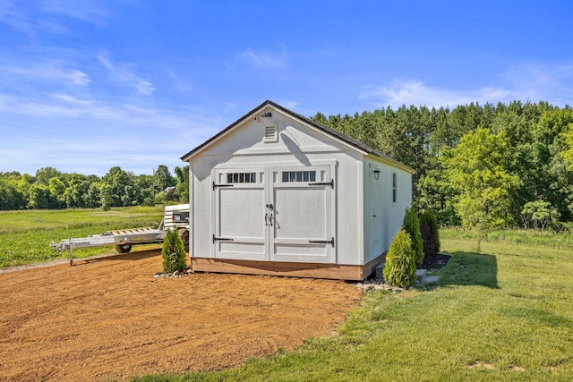 view of outdoor structure featuring a yard