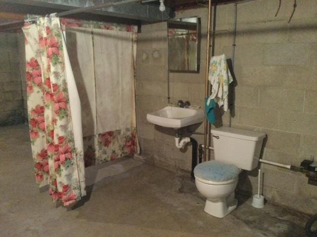 bathroom featuring sink and toilet