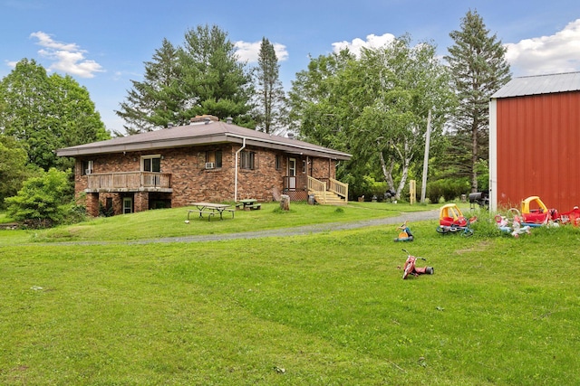 view of yard featuring a shed