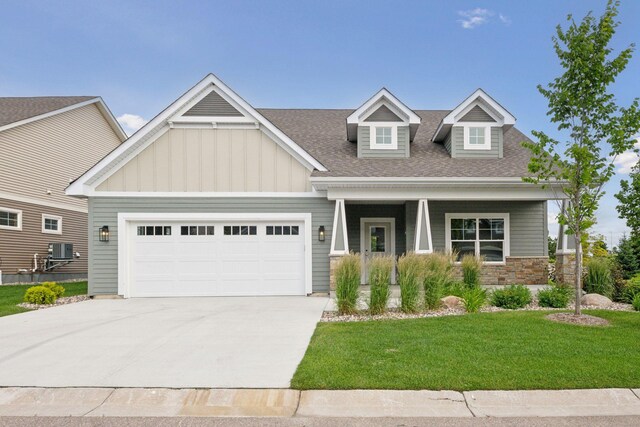 view of front of property featuring a front yard and a garage