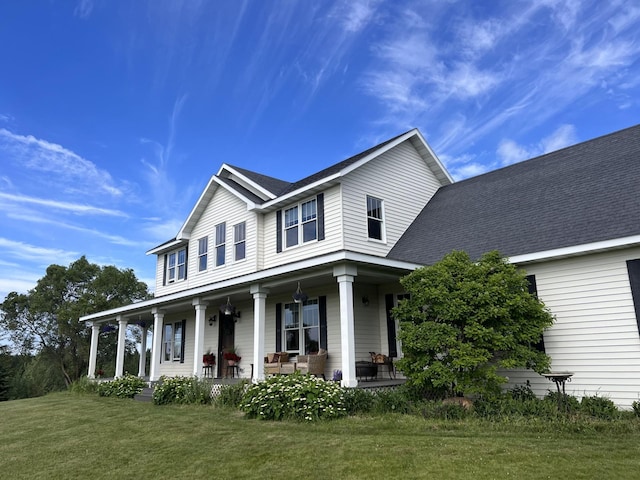 view of front facade featuring a front lawn and a porch