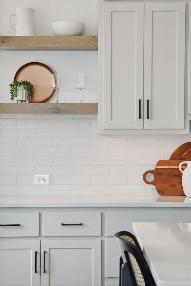 room details featuring decorative backsplash