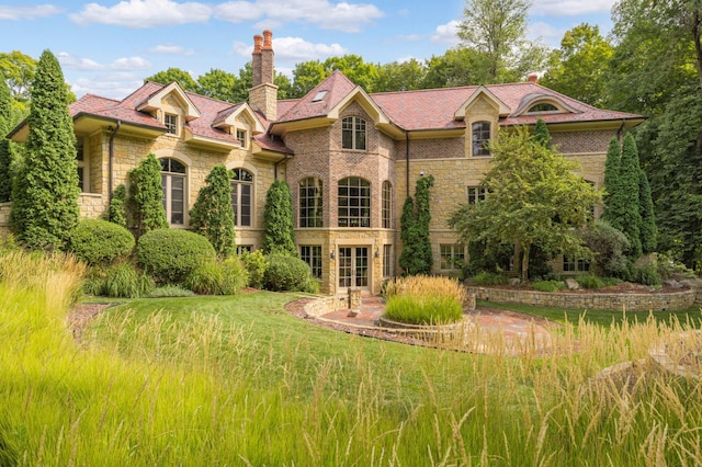 view of front of house with a front lawn